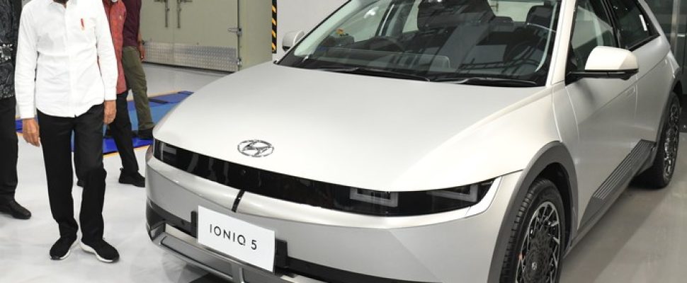jokowi-resmi-luncurkan-mobil-listrik-pertama-made-in-indonesia-2