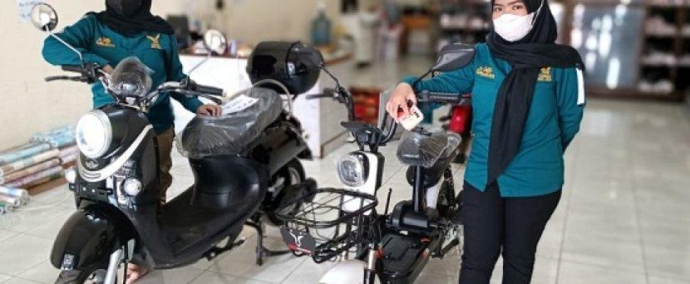sales-sepeda-listrik-lagi-memamerkan-produk-sepeda-dan-motor-listri
